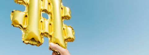 Sur Twitter, les hashtags passent et s'envolent une main tient un ballon doré en forme de dièse