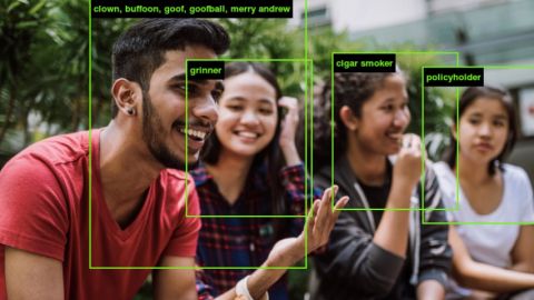 Photo d'un groupe de personnes dont les visages ont été étiquetés par ImageNet Roulette