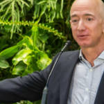 Jeff Bezos devant des plantes en train de donner un discours