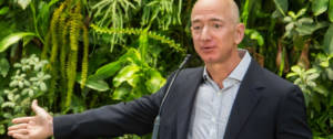 Jeff Bezos devant des plantes en train de donner un discours
