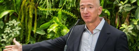Les conseils de Jeff Bezos pour être un bon leader Jeff Bezos devant des plantes en train de donner un discours