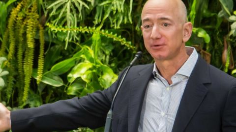 Jeff Bezos devant des plantes en train de donner un discours