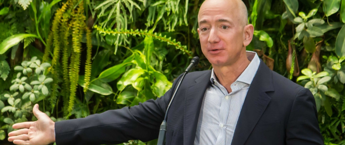 Les conseils de Jeff Bezos pour être un bon leader Jeff Bezos devant des plantes en train de donner un discours
