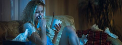 pourquoi nous refusons que nos héros de films et séries meurent ? une femme pleure devant la télé