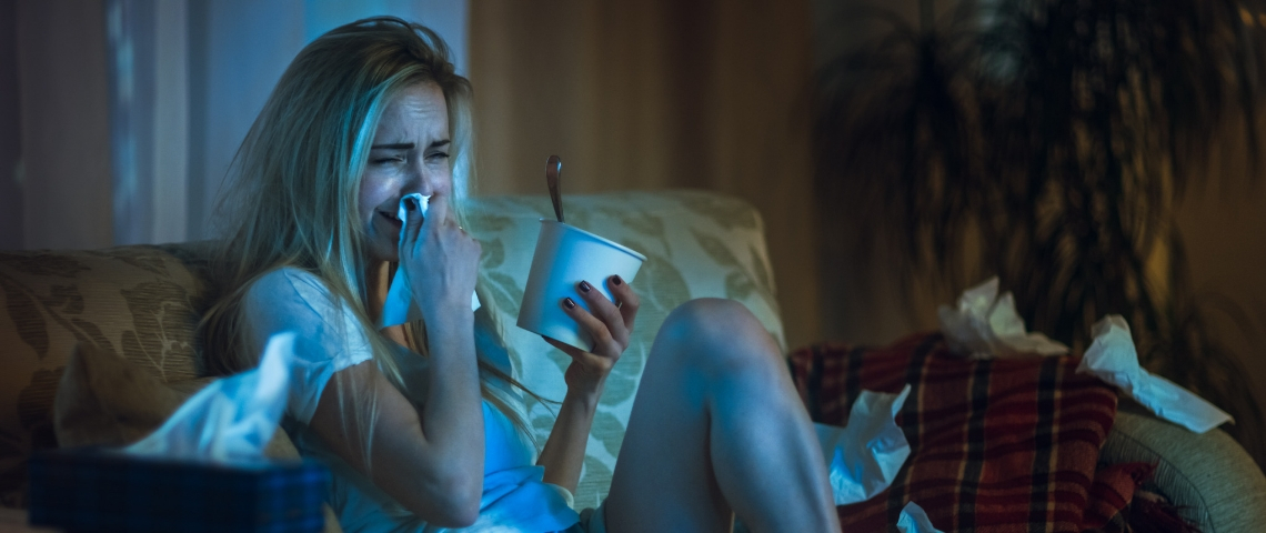 pourquoi nous refusons que nos héros de films et séries meurent ? une femme pleure devant la télé
