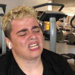 un homme en sueur et en surpoid qui souffre sur un rameur