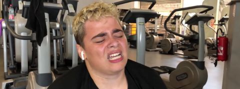 Kameto, le streamer qui ne veux plus être gros un homme en sueur et en surpoid qui souffre sur un rameur