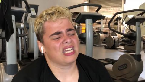 un homme en sueur et en surpoid qui souffre sur un rameur