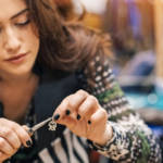 Une jeune femme fait de la joaillerie