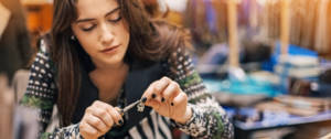 Une jeune femme fait de la joaillerie