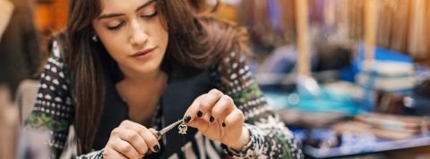 Du labeur à l’ouvrage : pourra-t-on retrouver du sens au travail ? Une jeune femme fait de la joaillerie