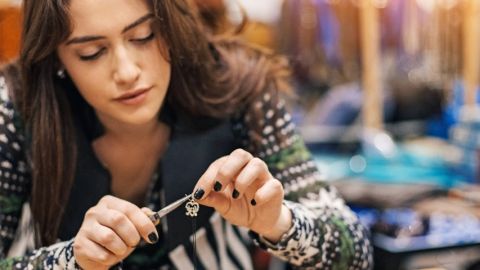 Une jeune femme fait de la joaillerie