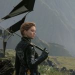 une jeune femme en combinaison moulante dans une zone montagneuse.