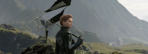 Léa Seydoux dans le jeu Death Stranding une jeune femme en combinaison moulante dans une zone montagneuse.