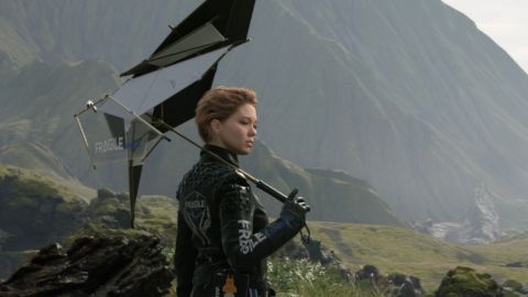 une jeune femme en combinaison moulante dans une zone montagneuse.