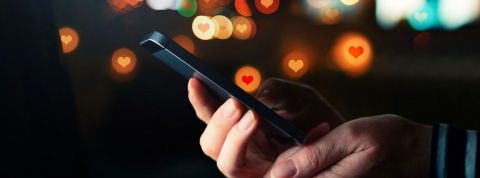 La quête de l'amour en 2019 Un smartphone noire avec des notifications en forme de coeur