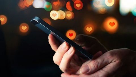 Un smartphone noire avec des notifications en forme de coeur
