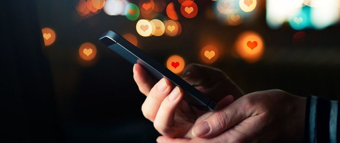 La quête de l'amour en 2019 Un smartphone noire avec des notifications en forme de coeur