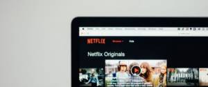 Un mac sur lequel tourne Netflix