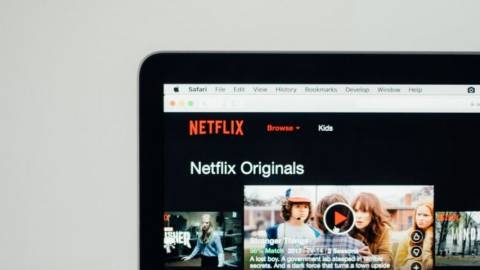 Un mac sur lequel tourne Netflix