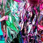 Un humain se tient la tête enroulée dans de l'aluminium
