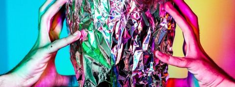 9 biais que vous devez connaître avant de donner votre avis Un humain se tient la tête enroulée dans de l'aluminium