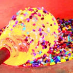 Du verre en fusion plongé dans des petites billes multicolores.