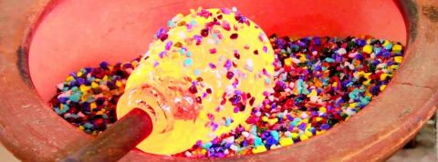 La satisfaction est à portée de clic Du verre en fusion plongé dans des petites billes multicolores.