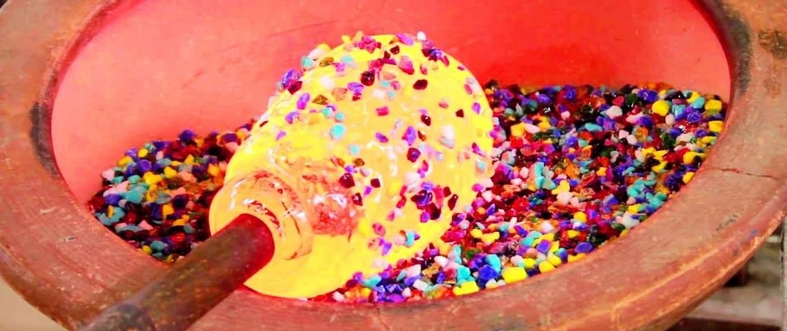 La satisfaction est à portée de clic Du verre en fusion plongé dans des petites billes multicolores.