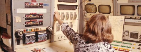 Quels sont les secrets de fabrication des vidéos buzz de l'INA ? Un homme avec une coiffure année 70 dans une salle de machine