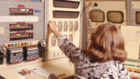 Quels sont les secrets de fabrication des vidéos buzz de l'INA ? Un homme avec une coiffure année 70 dans une salle de machine