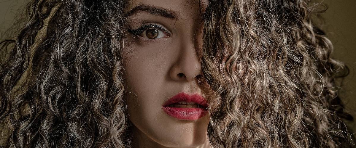 Etude sur les peurs des millennials Le visage d'une femme avec les cheveux bouclés
