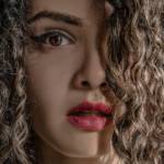 Le visage d'une femme avec les cheveux bouclés