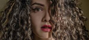 Le visage d'une femme avec les cheveux bouclés