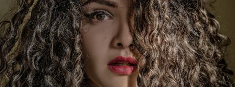 Etude sur les peurs des millennials Le visage d'une femme avec les cheveux bouclés