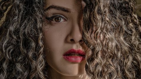 Le visage d'une femme avec les cheveux bouclés