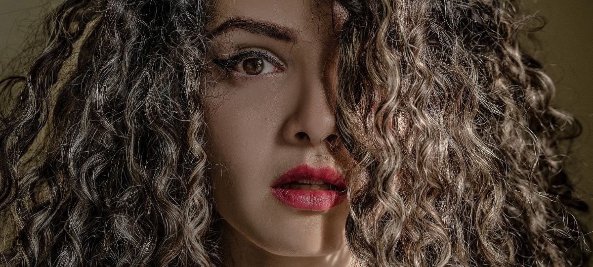 Etude sur les peurs des millennials Le visage d'une femme avec les cheveux bouclés