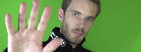 PewDiePie fait marche arrière et annule son don de 50 000 dollars un jeune homme sur un fond vert tend la main vers la caméra