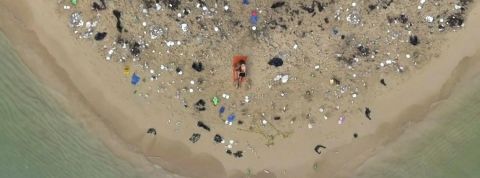 Pornwashing : l’industrie du X peut-elle vraiment se mettre au vert ? Une plage polluée de déchets plastique