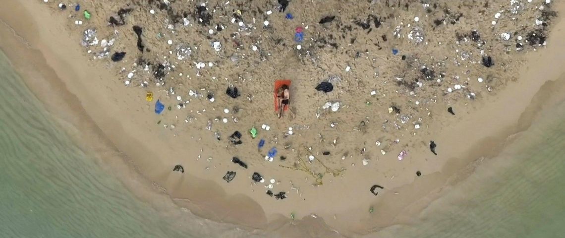Pornwashing : l’industrie du X peut-elle vraiment se mettre au vert ? Une plage polluée de déchets plastique