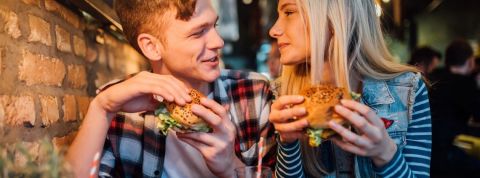 Les restaurants zéro déchet en France Un homme et un femme qui mangent un burger en se regardant