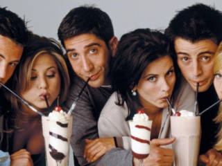 Télé-doudou : pourquoi on préfère regarder Friends que les nouveautés Netflix ?