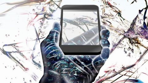 Un smartphone dans la main d'une main dessinée