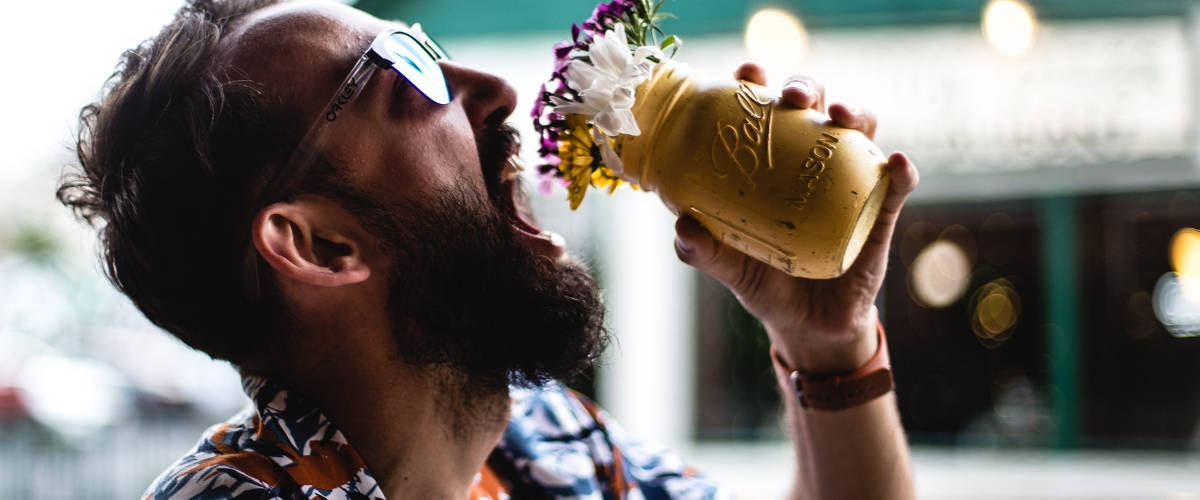 Tendance : les millennials ne boivent plus d'alcool Un homme qui boit des fleurs dans un bocal