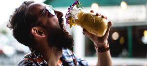 Un homme qui boit des fleurs dans un bocal