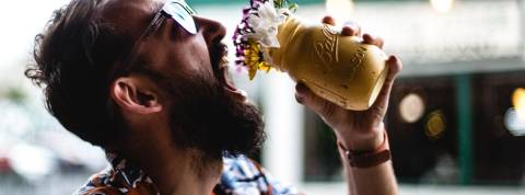 Tendance : les millennials ne boivent plus d'alcool Un homme qui boit des fleurs dans un bocal