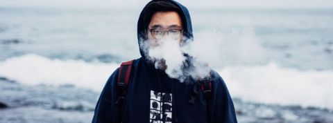 Les ados délaissent la e-cigarette Juul Un ado avec de la fumée