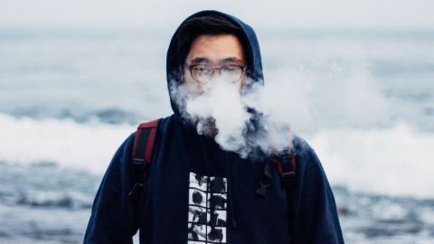 Un ado avec de la fumée