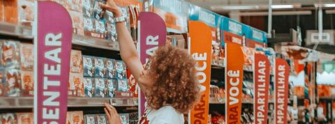 Quel nouveau pacte entre marques et consommateurs ? Une femme rousse qui fait ses courses dans un supermarché