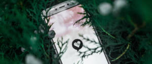 un téléphone avec un coeur dessus